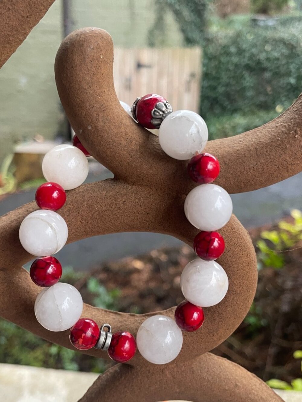 Red and white agate/quartz bead bracelet. 50g